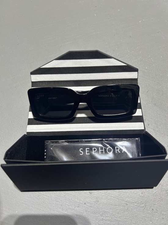 (NEW) Sephora x DIFF Indy Black Chunky Polarized Sunglasses with Hard Case main image 8